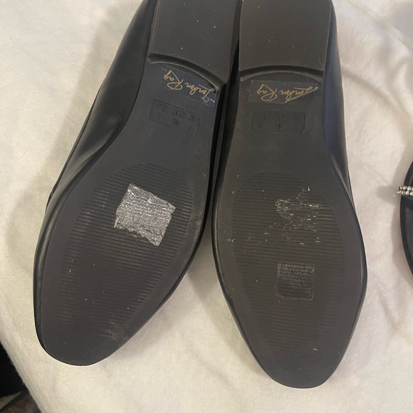 Luxurious Black Loafers with Gold Chain Detail - Picture 2 of 3